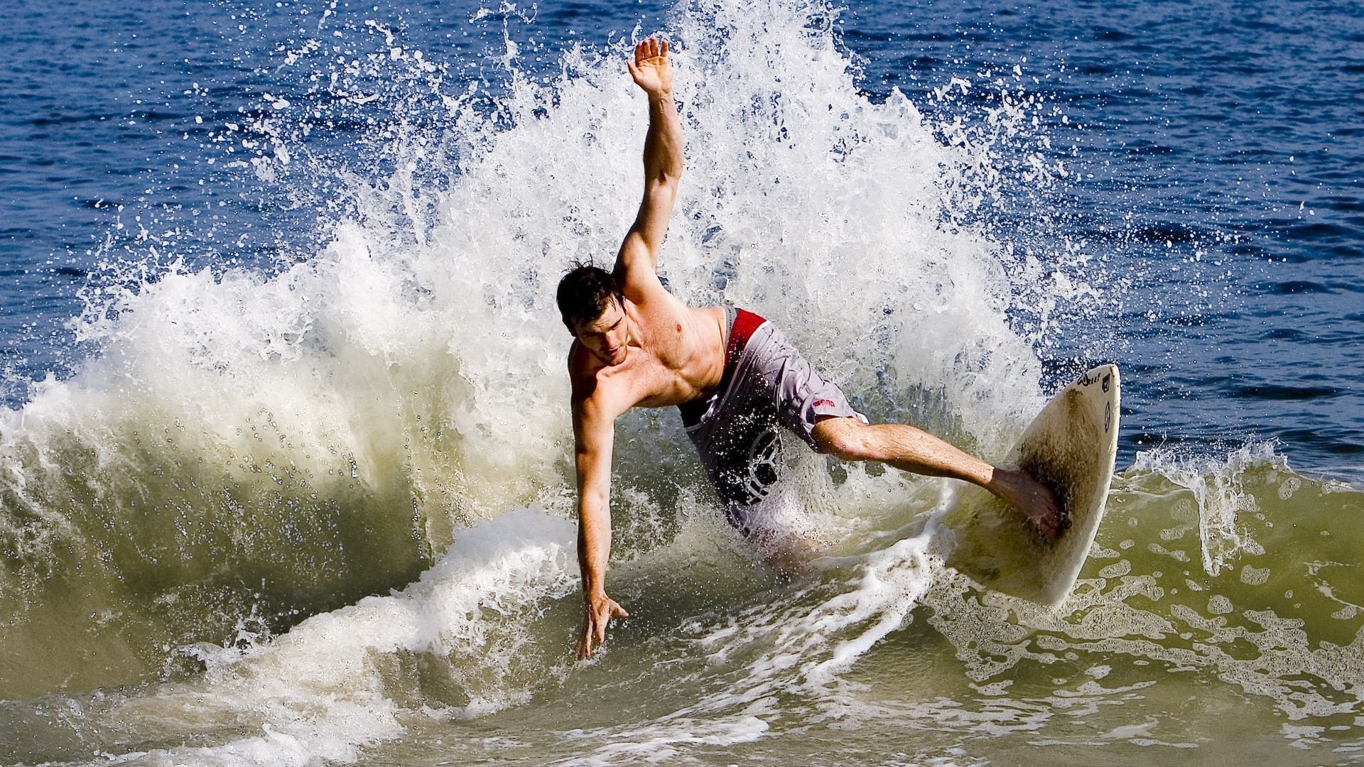 开云体育中国-热火淘汰赛过关灰熊，杜兰特在NBA总决赛接管比赛，当孤胆英雄遇上团队铁血  第2张