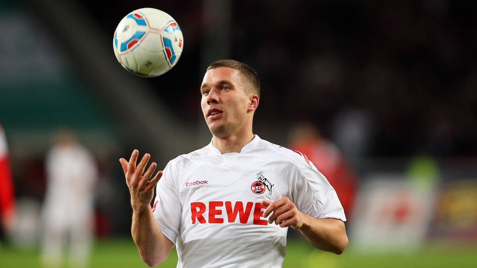 开云官网-步行者险胜雄鹿，小贾伦欧冠半决赛接管比赛，体育精神的全球交响